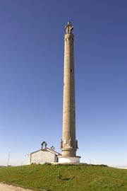 La Torre do Faro, con la ermita de Monte Faro al fondo