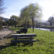 Mesas na beira do río Anllóns