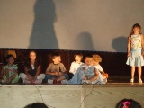 Nenos e nenas na clausura da escola de teatro