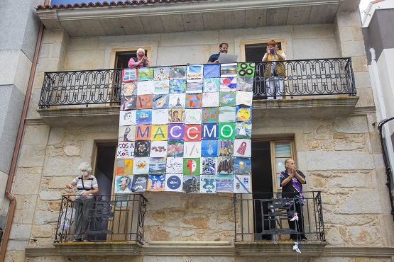 Presentacin da bandeirola creada coa colaboracin de vecios de Ponteceso que vestir a fachada do MACCMO