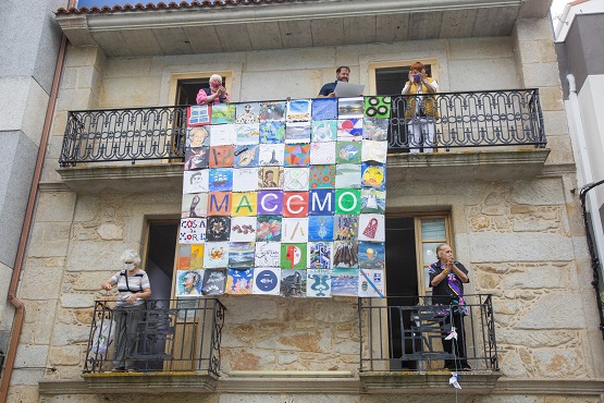 Presentación da bandeirola creada coa colaboración de veciños de Ponteceso que vestirá a fachada do MACCMO Presentación da bandeirola creada coa colaboración de veciños de Ponteceso que vestirá a fachada do MACCMO